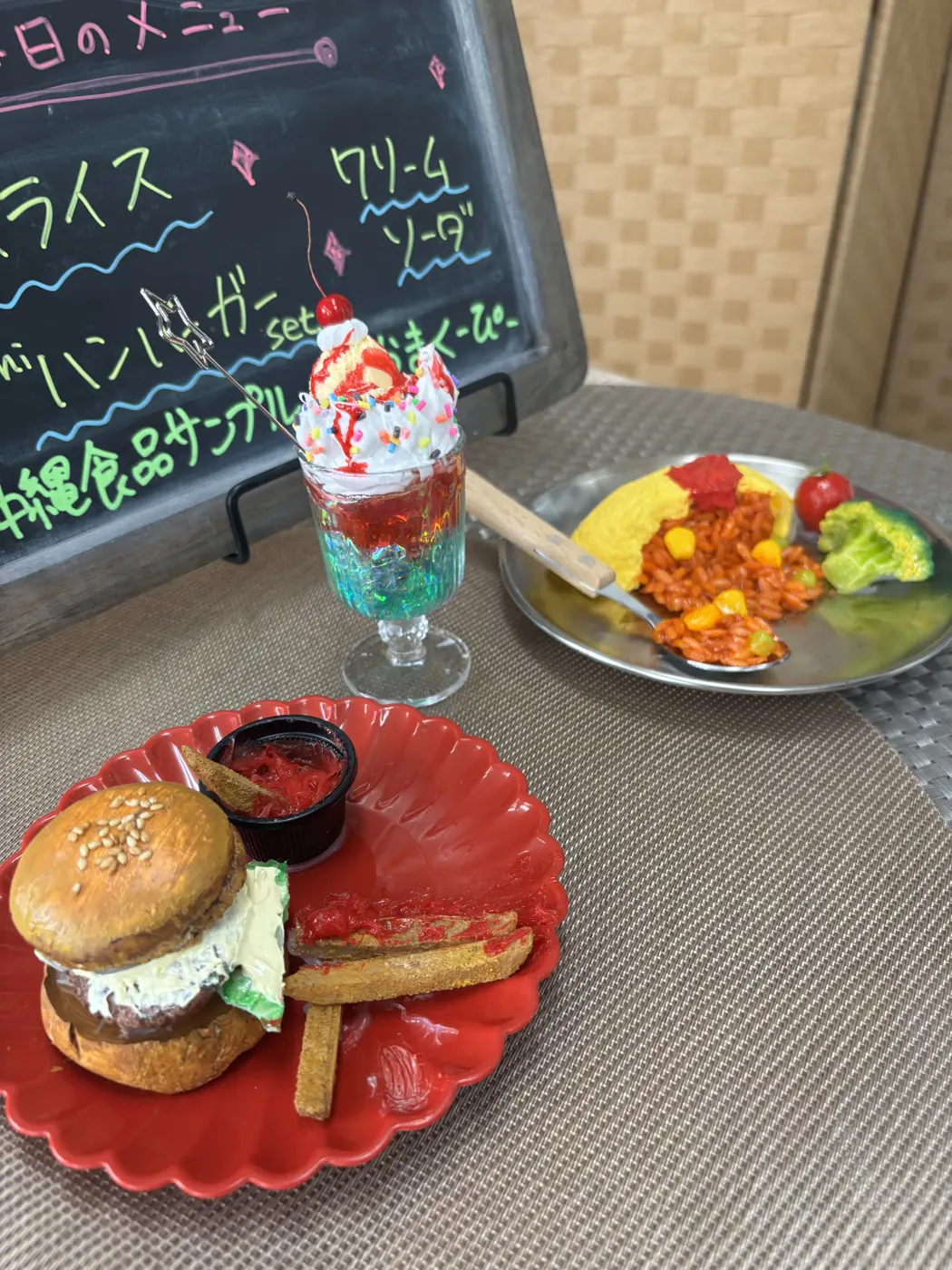 ミニハンバーガーセットとクリームソーダ