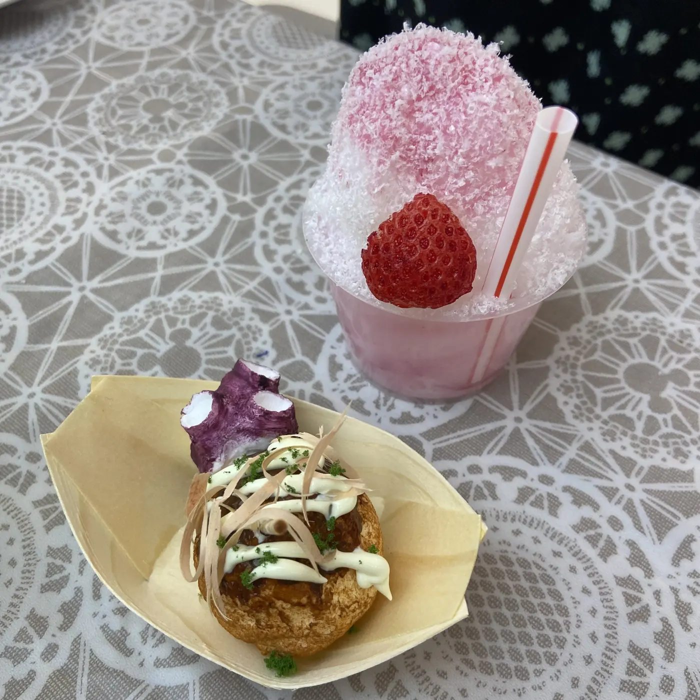 いちごかき氷とたこ焼き