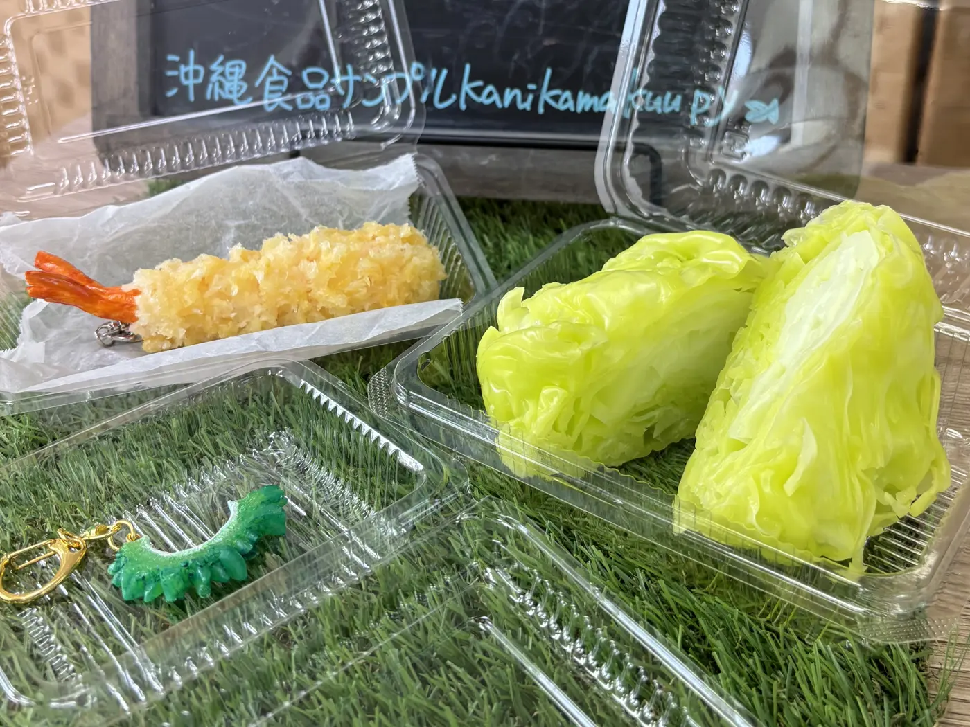 蝋でできたレタス+ちんすこうマグネットの食品サンプル